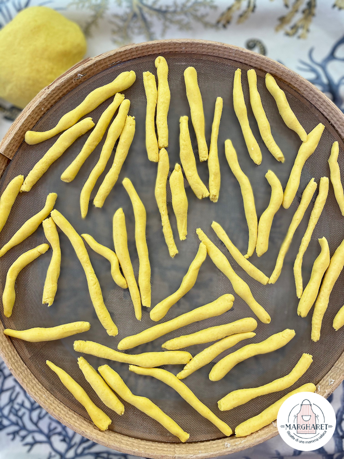 Strozzapreti alla curcuma asparagi e vongole senza glutine fatti in casa con pochi e semplici ingredienti!